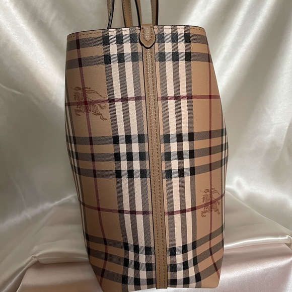 Burberry Lavenby Reversible Haymarket Tote - Picture 3 of 9